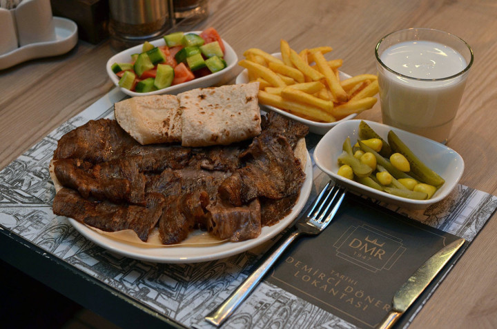 Tarihi Demirci Döner Lokantası, lezzetini Aksaray’daki ödüllü restoranına iki şehirden taşıyor fotoğrafı