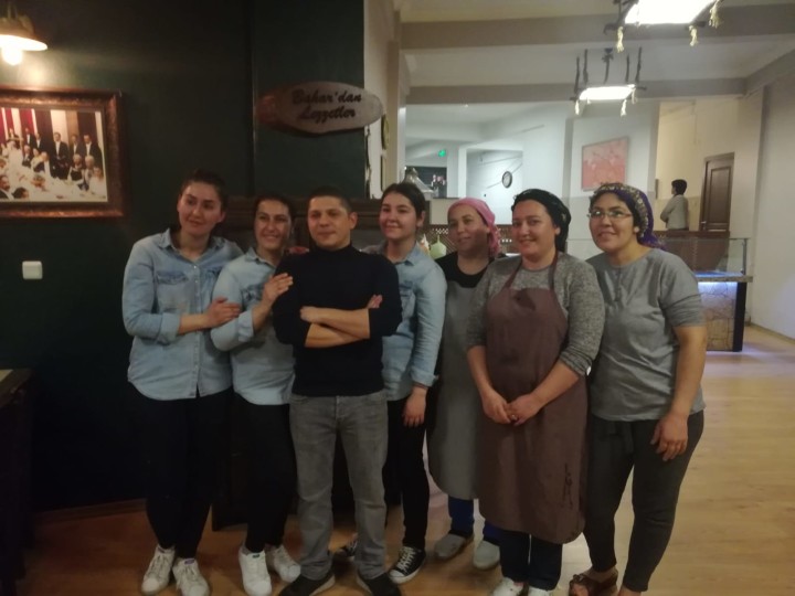 Edremit’in yerel lezzetlerini yaşatıyor fotoğrafı