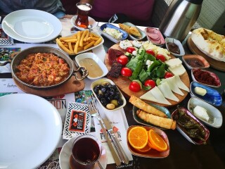 1Patroon Cafe & Restaurant