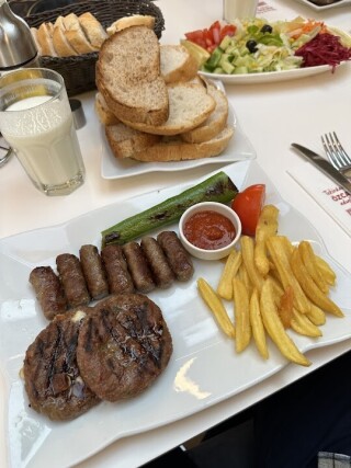 Özcanlar Köfte