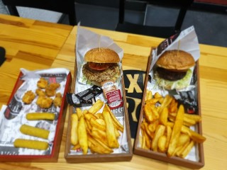 XL BURGER HOUSE ÜÇKAPILAR