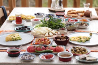 Doğal Anne Eli Kaş