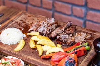 ADEM USTA KÖZDE ET DÖNER