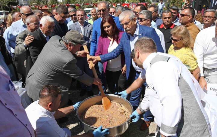 10 bin kişi aşure lokmasını paylaştı fotoğraf