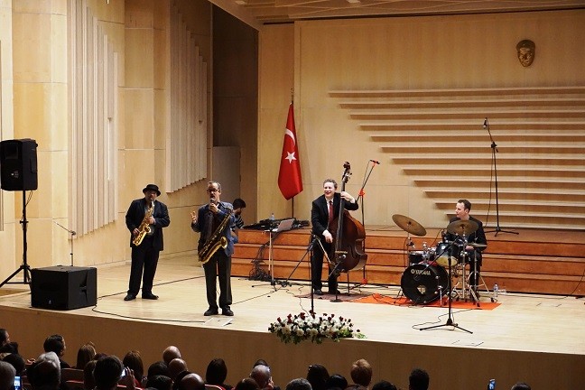 Mersin’de caz şöleni fotoğraf