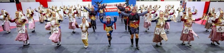 Bayraklı'da halk dansları gösterisi nefes kesti fotoğraf
