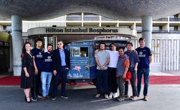 Oxford ve Cambridge takımlarının yeni üyeleri Hilton’a uğradı fotoğraf