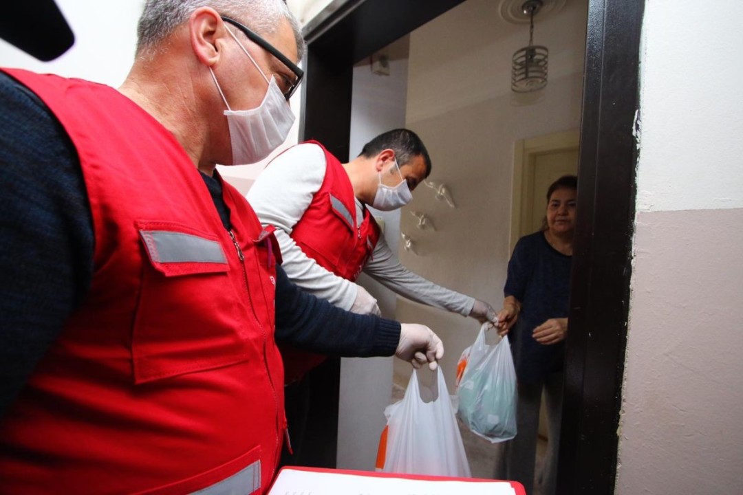 Bayraklı Belediyesi’nden 65 yaş üstüne alışveriş desteği