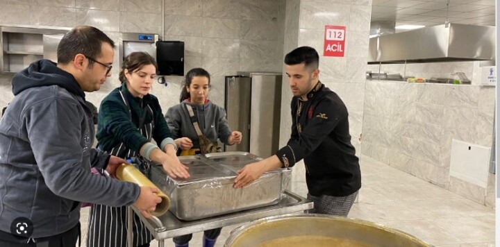 Şefler deprem illerini dolaşıp mutfak kuruyor, yemek pişiriyor fotoğraf