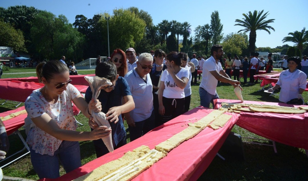 Dünya Rekoru Pasta Şehri İzmir’in: 2842 metre