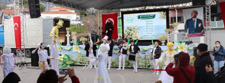 Nergisin mis kokusu, soğuk dinlemedi, on binleri Karaburun’a çekti… fotoğraf