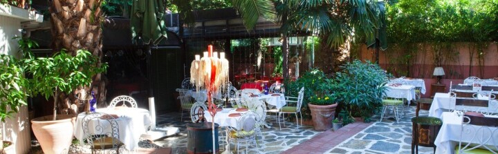 İçinden palmiye ağaçları geçen restoran fotoğraf