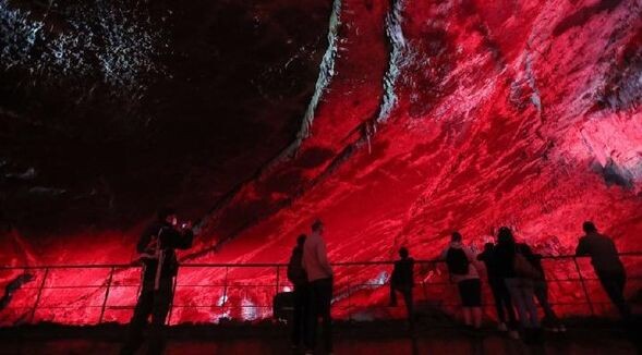 Belçika'nın Han Mağarası'nda ses ve ışık gösterisi fotoğraf