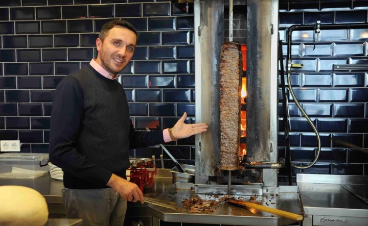 Tarihi Demirci Döner’den beyaz yakalılara yaprak döner fotoğraf