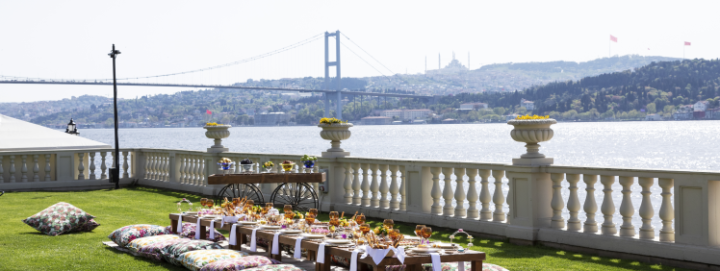 Çırağan Sarayı Bahçelerinde Lüks Piknik Sezonu Başladı fotoğraf