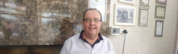 Özel köftesini yılların deneyimiyle hazırlayıp sunuyor fotoğraf