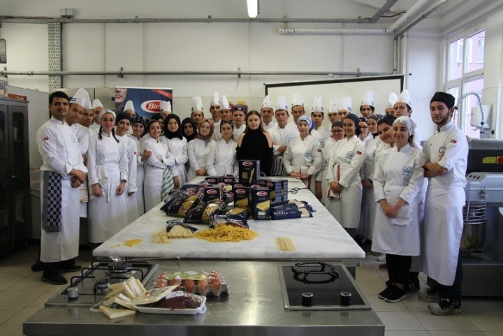 Barilla, İzzet Baysal’da  120 genç şefle buluştu fotoğraf
