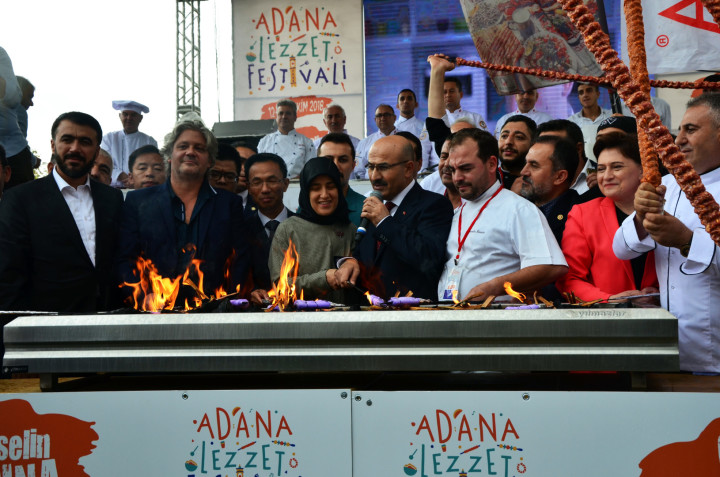 MICHELIN’Lİ ŞEFLER ADANA KEBABI İÇİN MANGAL BAŞINA GEÇTİ fotoğraf